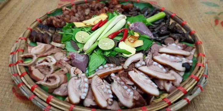 Những món phụ và món canh làm trọn vẹn một mâm thịt chó đủ món